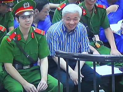 Bầu Kiên cười tươi trong phiên xét xử chiều 21/5